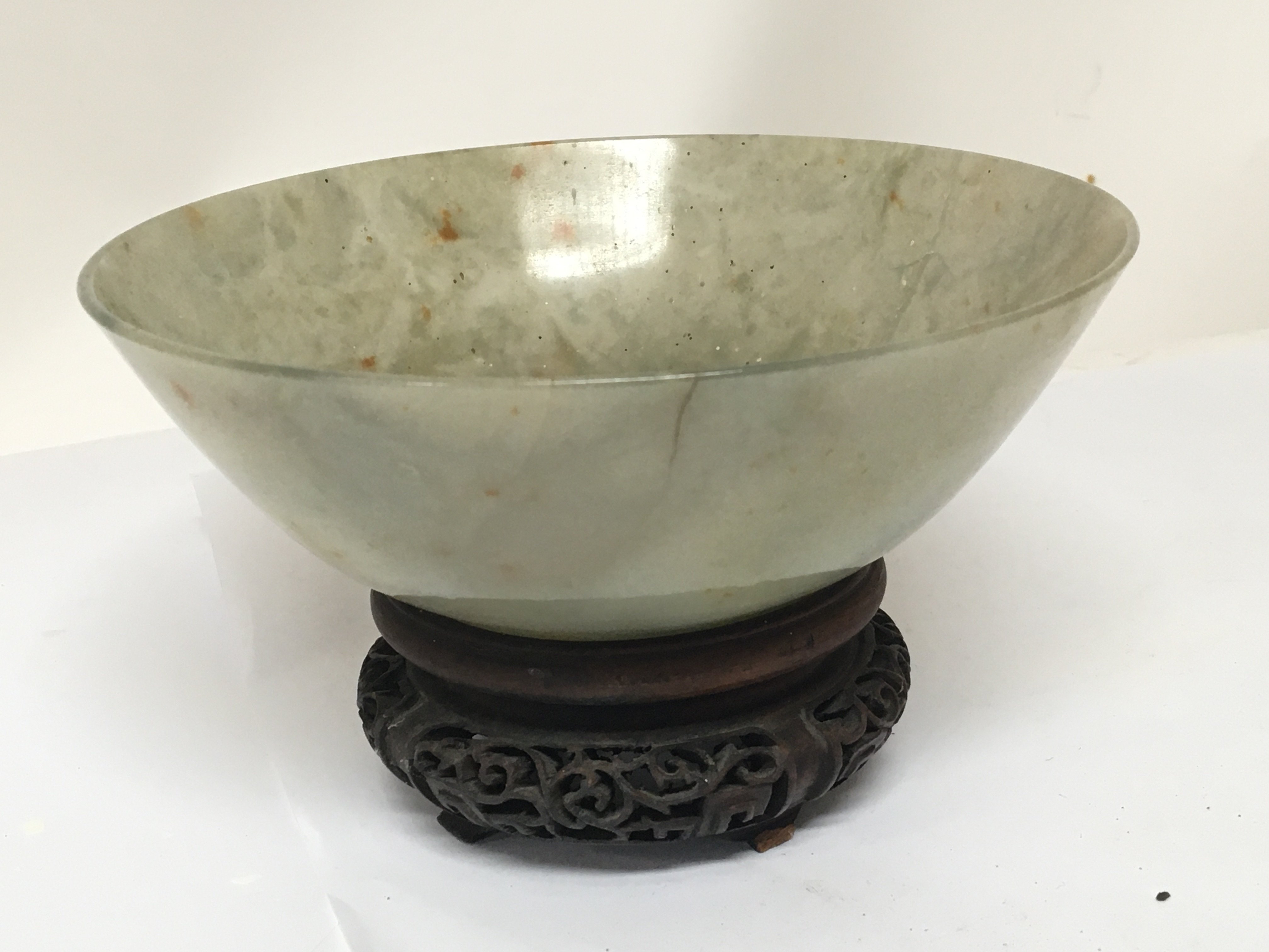 A 19th century Chinese green jade bowl with a carv - Image 2 of 5