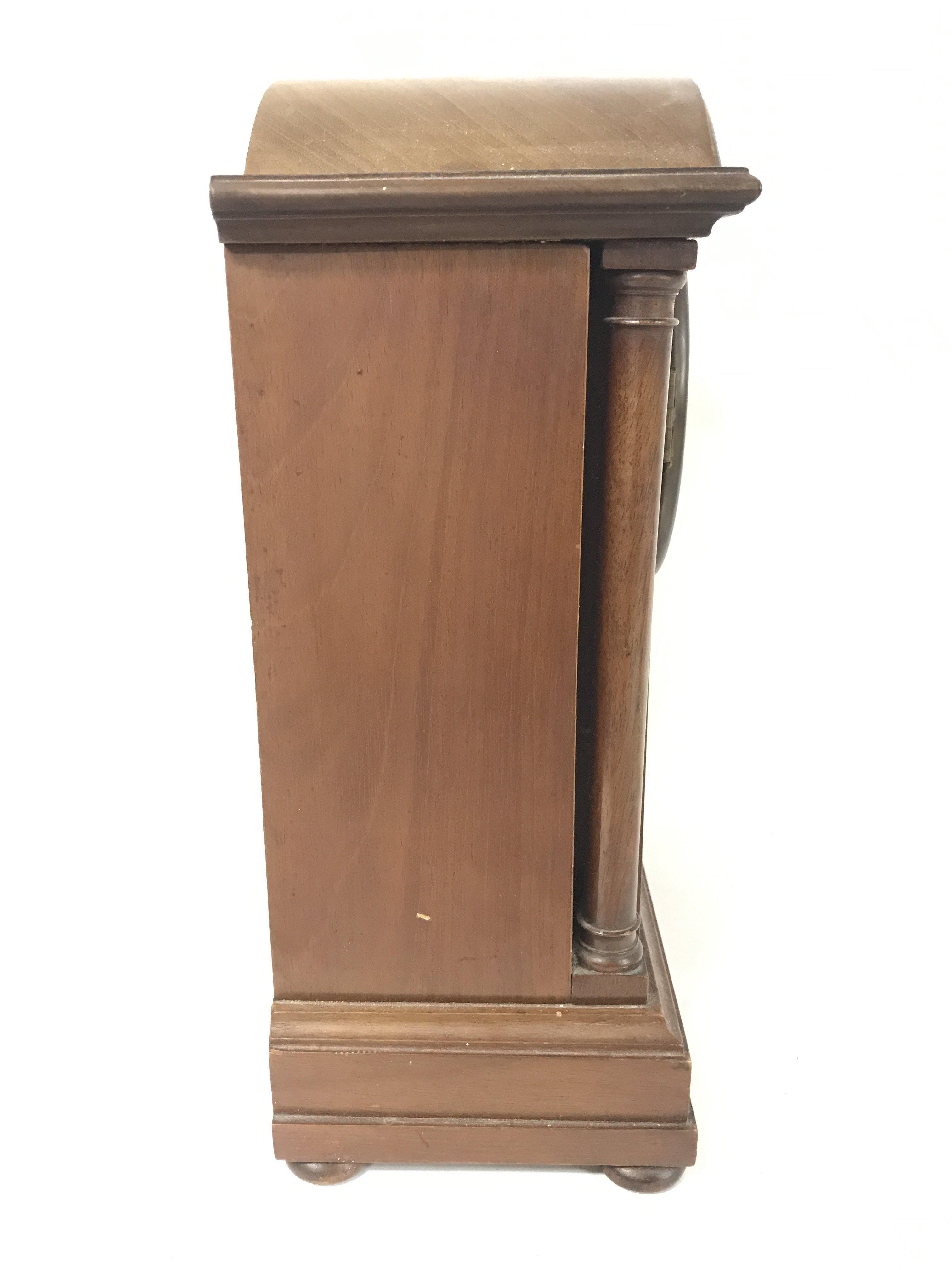 An Edwardian inlaid mahogany mantle clock, with ke - Image 6 of 6