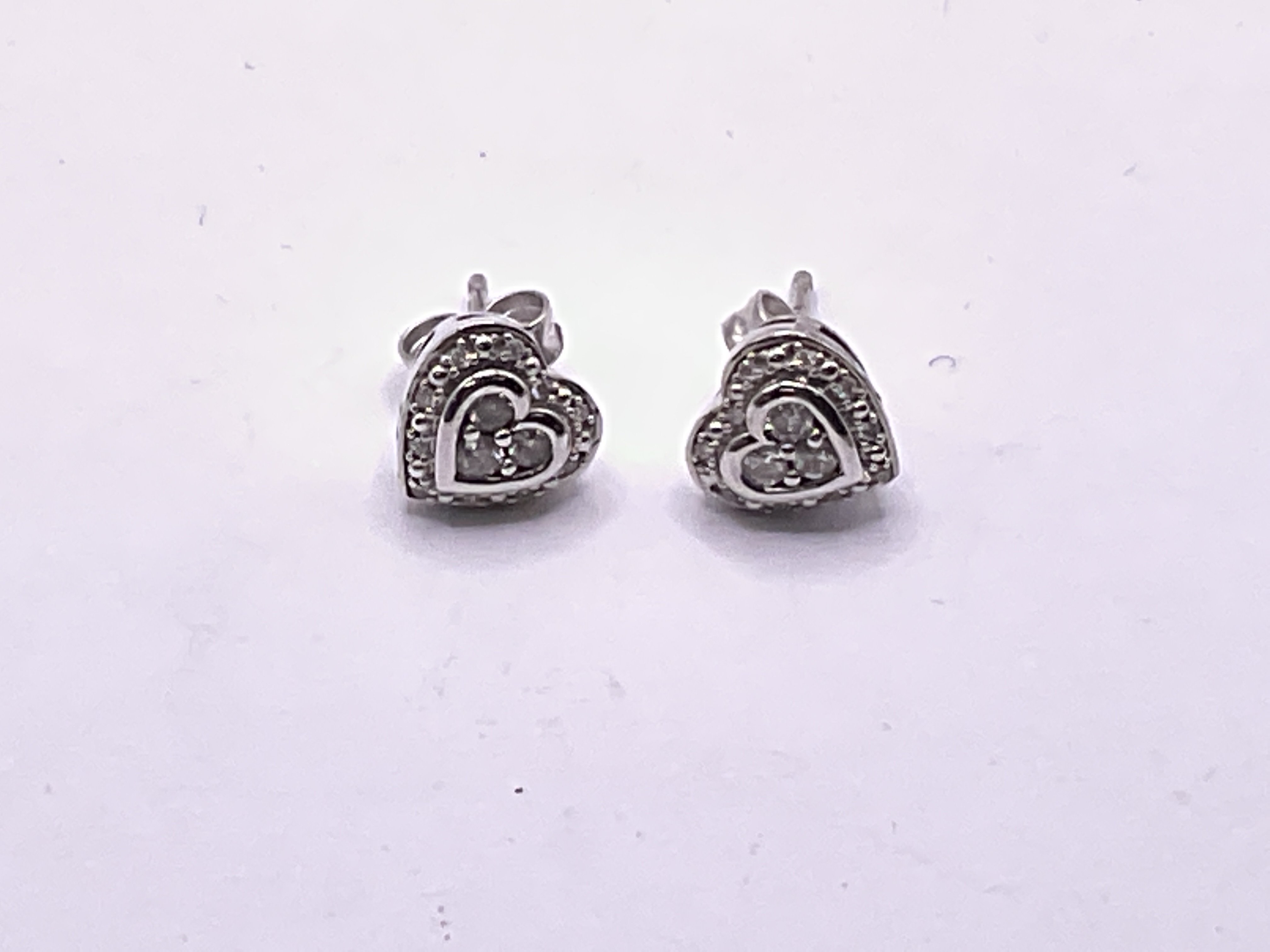 9ct white gold diamond heart stud earrings. Postag