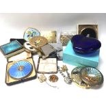 A mixed collection of vintage compacts to include