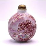 A hand painted Chinese porcelain snuff bottle, wit