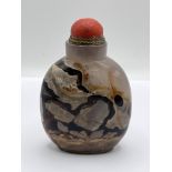 A polished agate snuff bottle with a gilt metal an