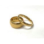 2 heavy 22ct gold wedding bands, 14.4g. (A)