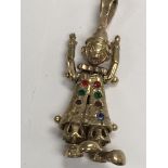 A 9 ct gold pendant in the form of a clown total w