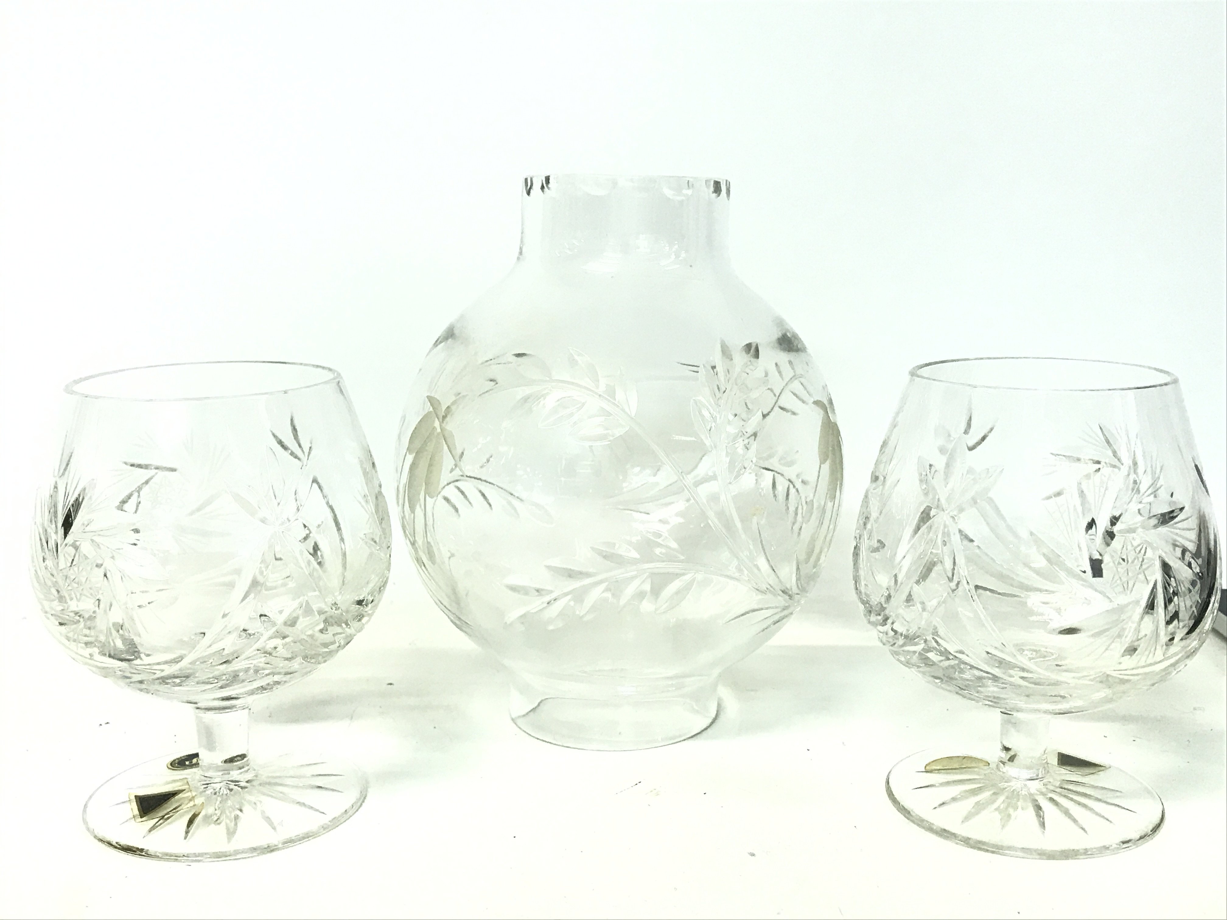 A set of cut glasses, a lidded glass jar, clear gl - Image 5 of 5