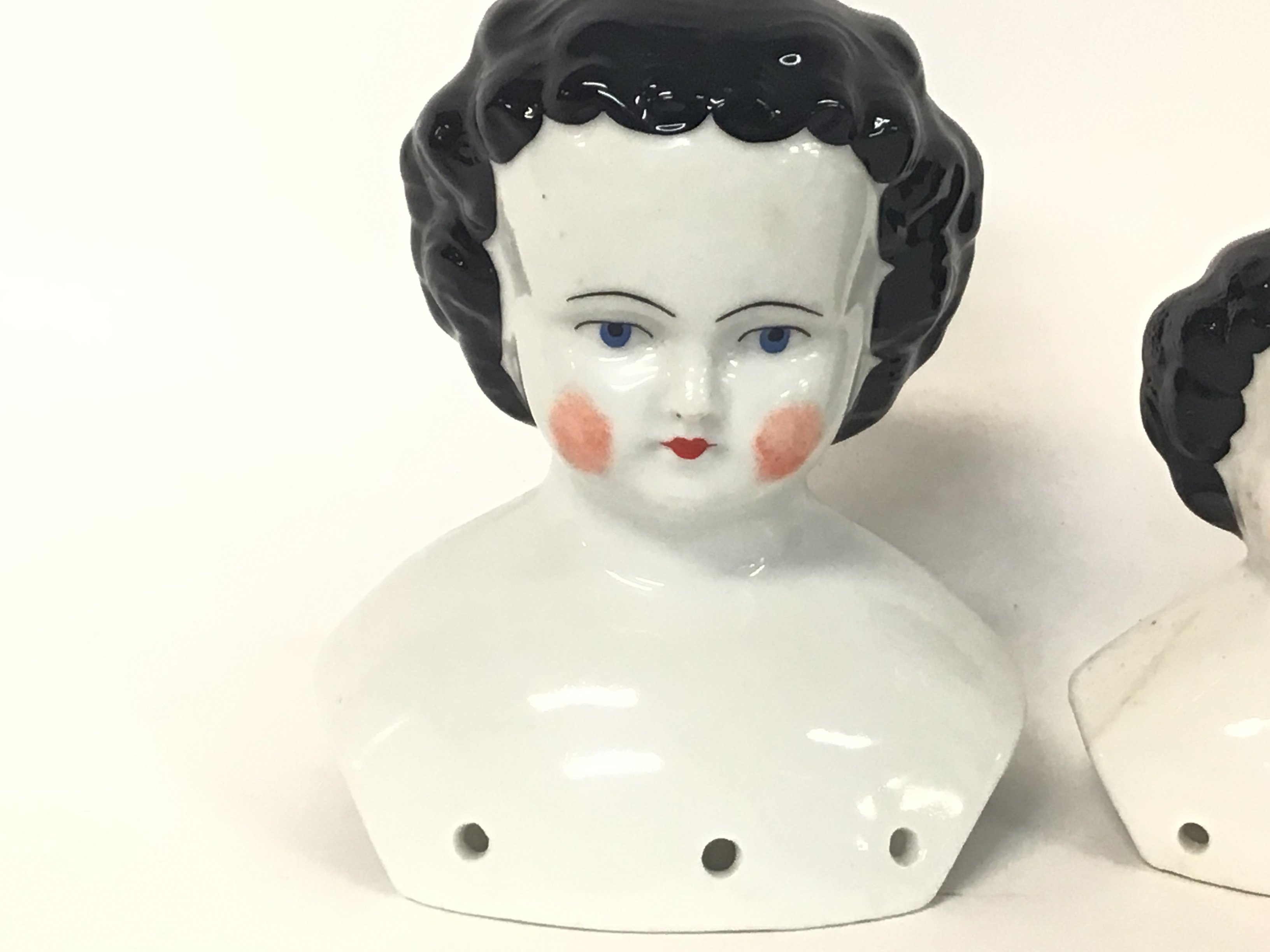 Ceramic doll heads, no obvious signs of restoratio - Image 2 of 2