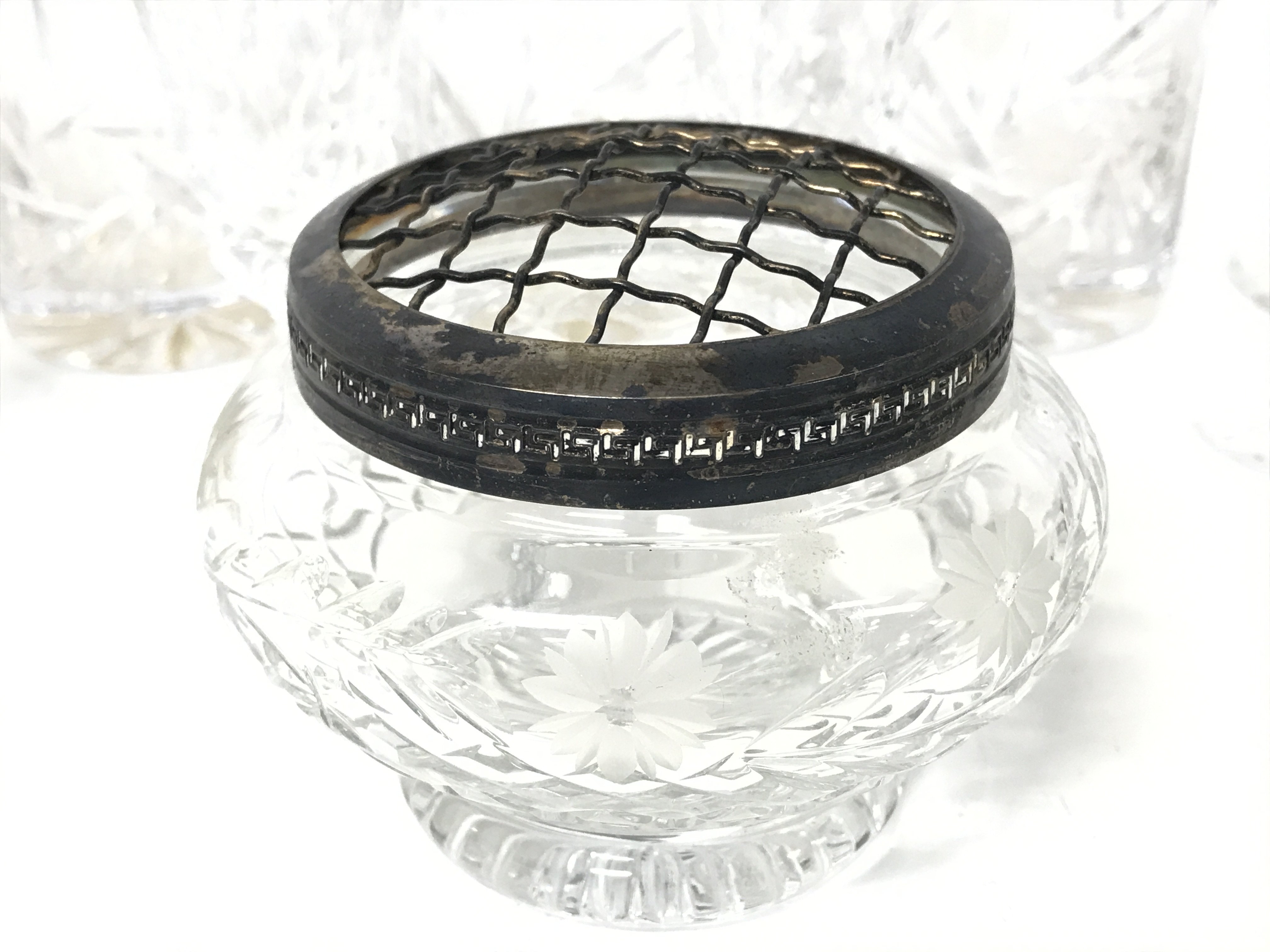 A set of cut glasses, a lidded glass jar, clear gl - Image 4 of 5