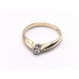 18ct gold diamond solitaire ring. Approx 3.2g. Rin