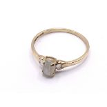 9ct gold Opal solitaire ring. Approx 1g. Ring size