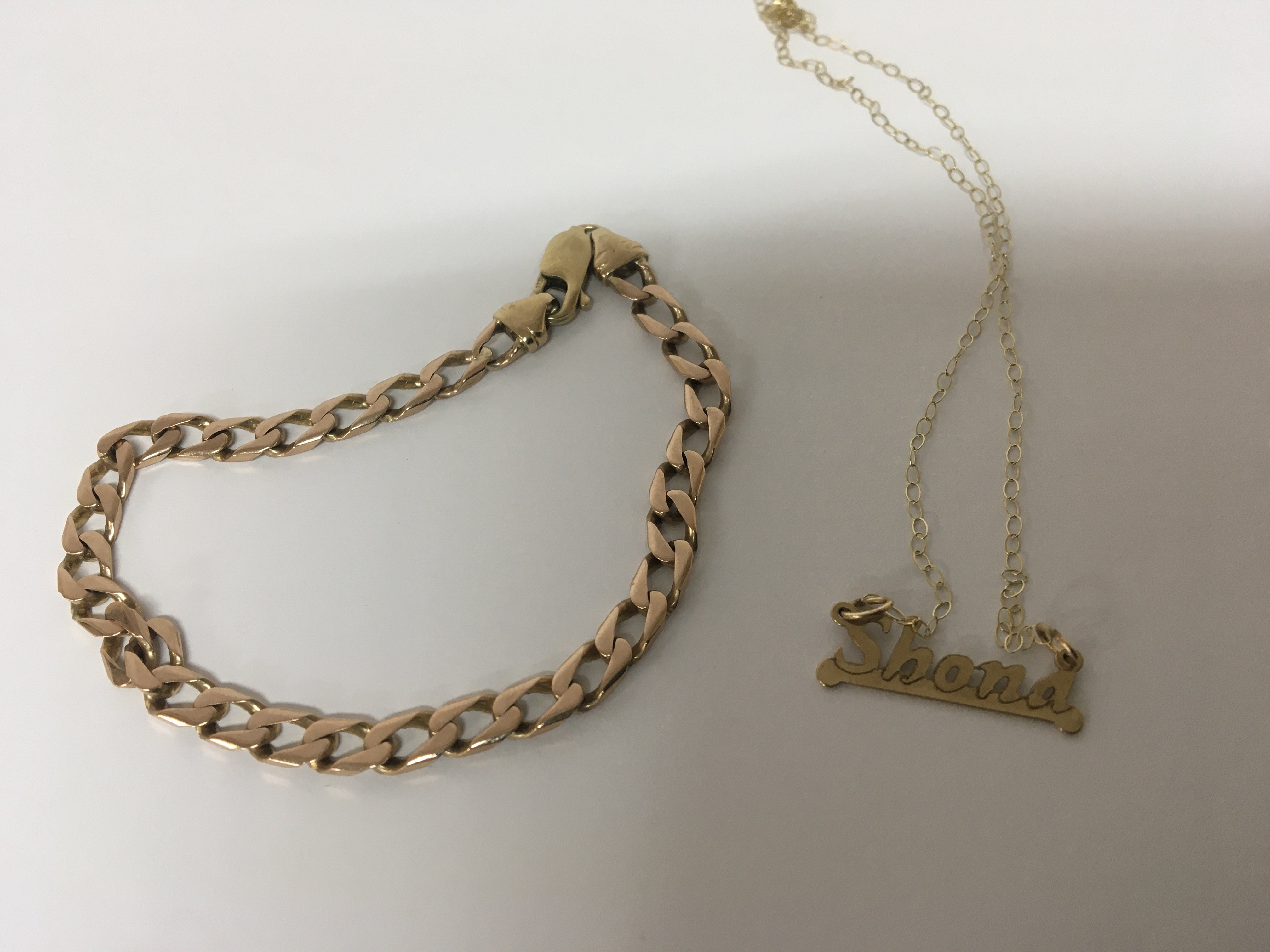 A 9carat gold bracelet and a 9carat gold Shona name pendent on a gold chain total weight 10g (2)