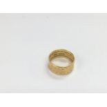 A 22ct gold ring, approx 5g and approx size M.