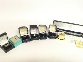 A small collection of mixed jewellery including si