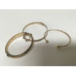Two 9carat gold bangles 7g and a 9carat gold metal