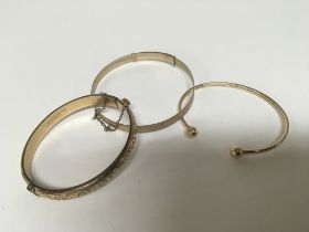 Two 9carat gold bangles 7g and a 9carat gold metal