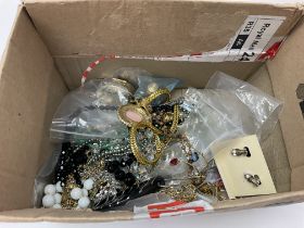 A small collection of mainly vintage costume jewel