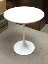 A tulip occasional table by Eero Saarinen. 52Cm ta