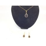 An 18ct gold necklace with a Smokey quartz cabocho