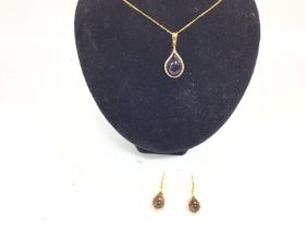 An 18ct gold necklace with a Smokey quartz cabocho