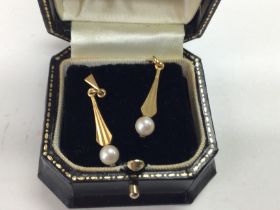 A pair of pearl earrings with a 9ct gold mount. 2.