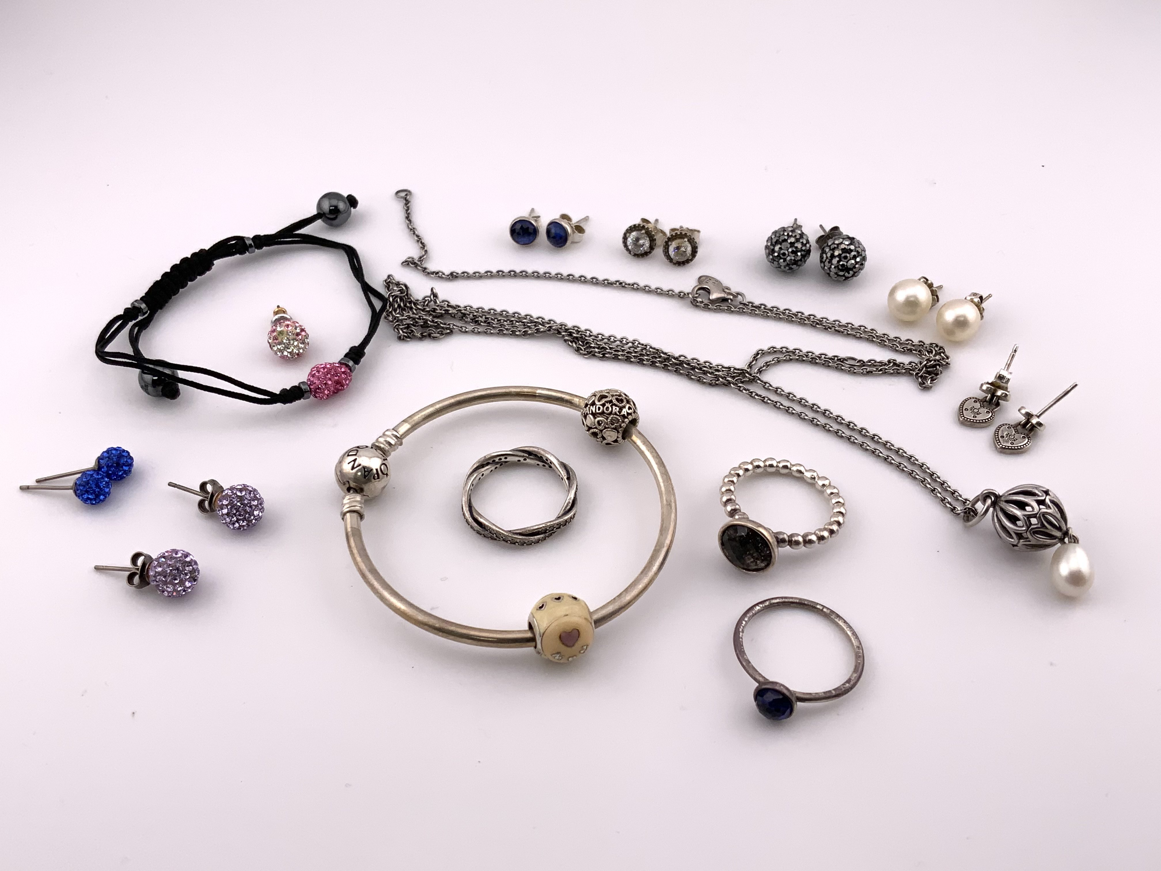 A good collection of genuine Pandora and Tresor st