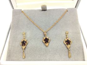 A 9ct gold necklace and earring set. 5g total. Pos
