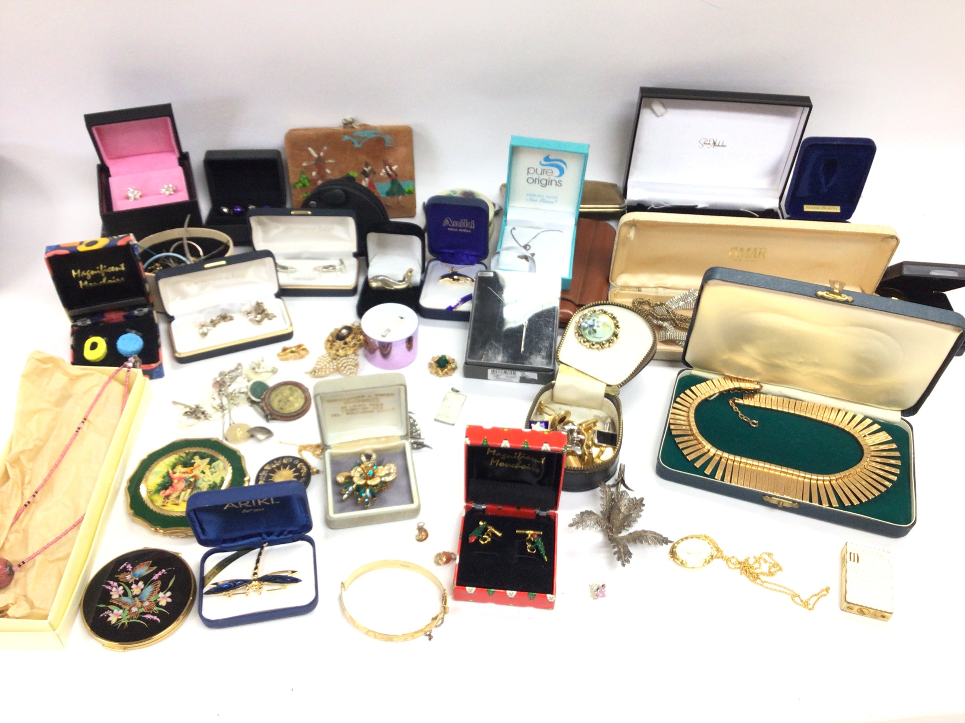 A large collection of assorted costumes jewellery