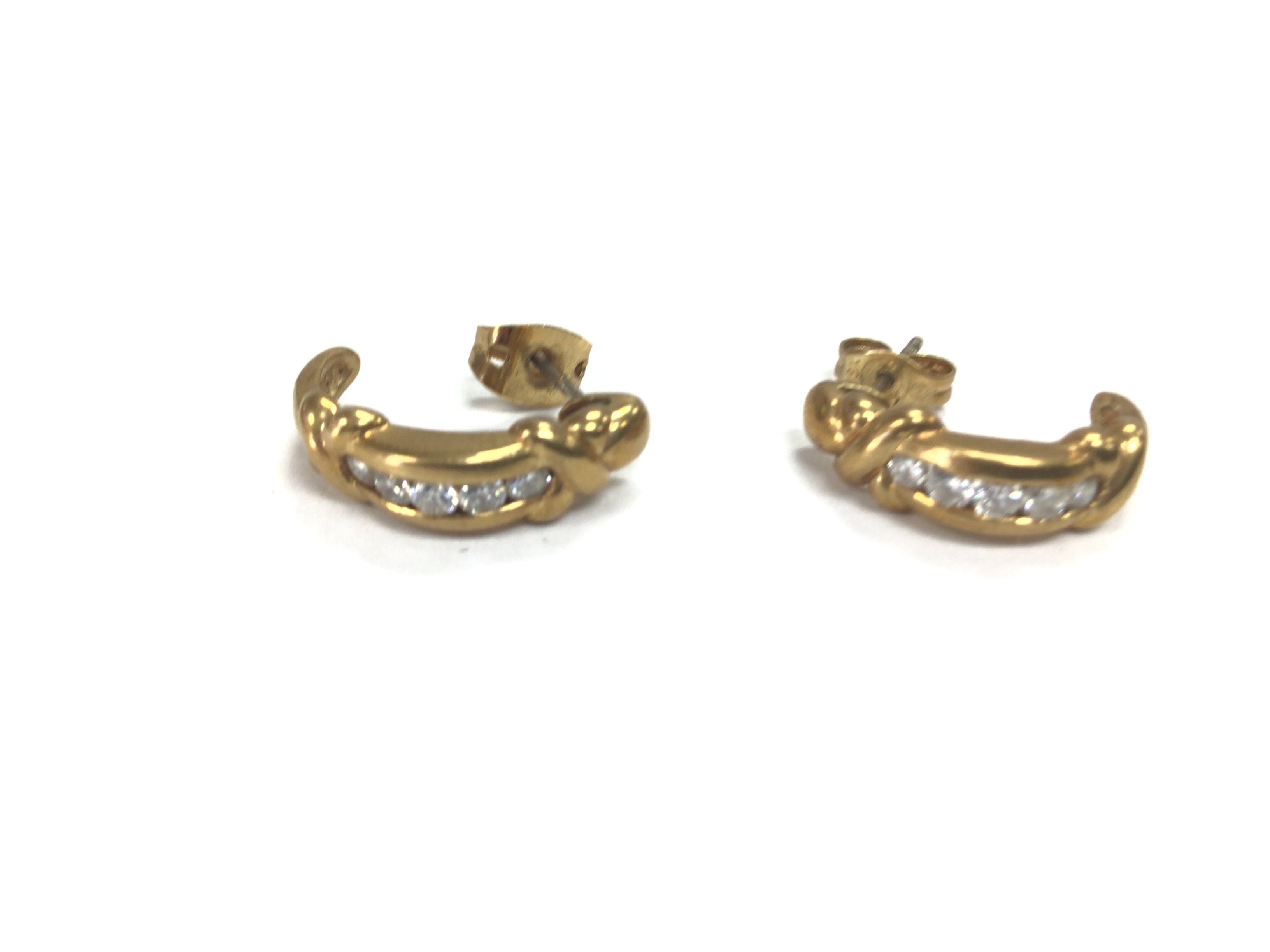 A pair of 18ct gold diamond set earrings. 4.6g tot - Image 2 of 2