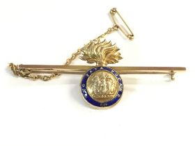 A 9ct gold Northumberland fusiliers bar broach. 5.