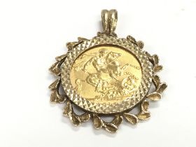 A 1912 gold sovereign in a 9ct gold mount. Total w