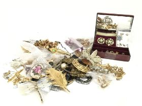 A collection of assorted mixed jewellery including