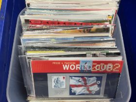 An extensive collection of Royal Mail stamp presentation packs (D), 250+