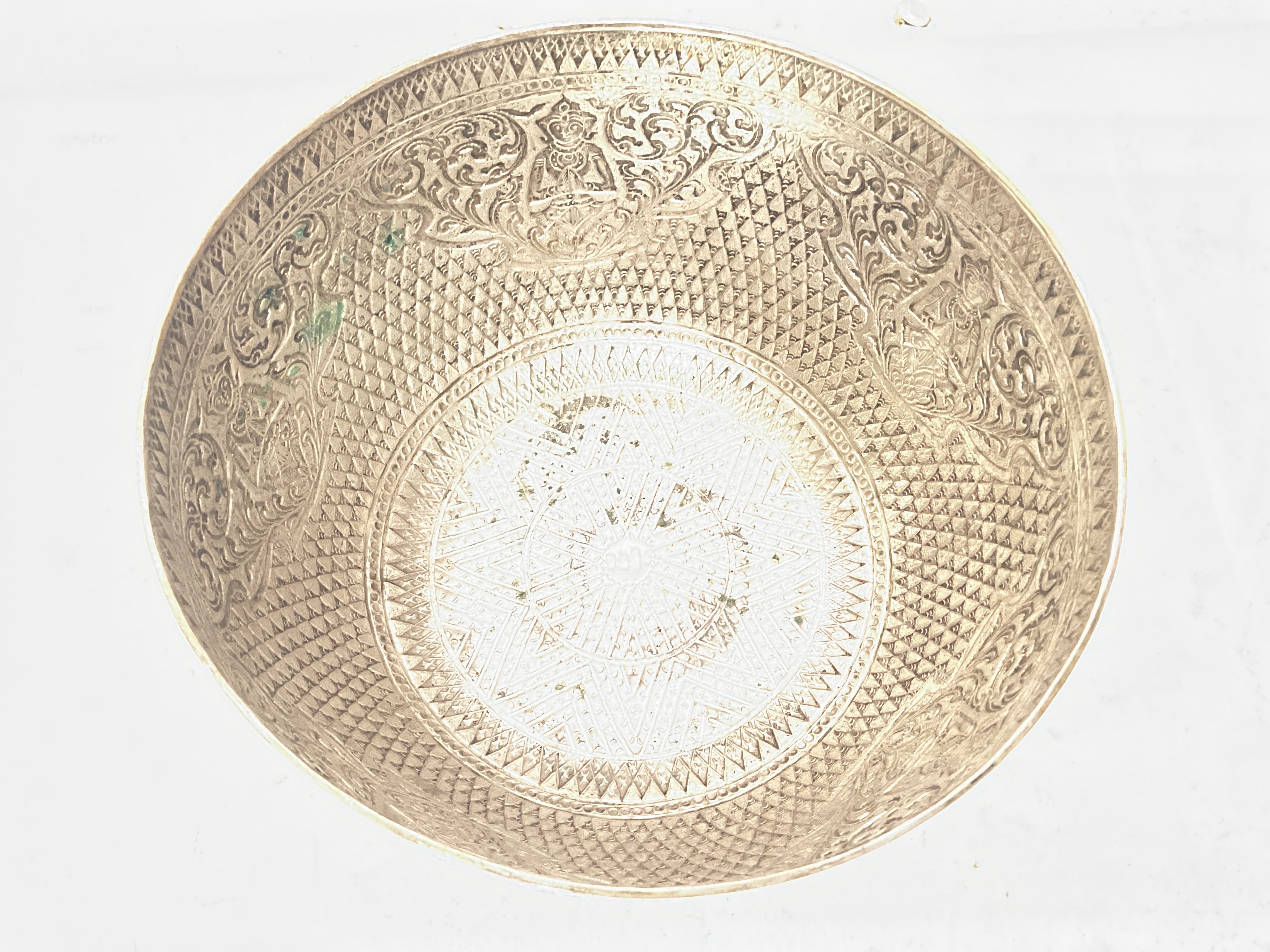 Silver oriental bowl, diameter of 19cm, 11cm tall. - Image 2 of 4