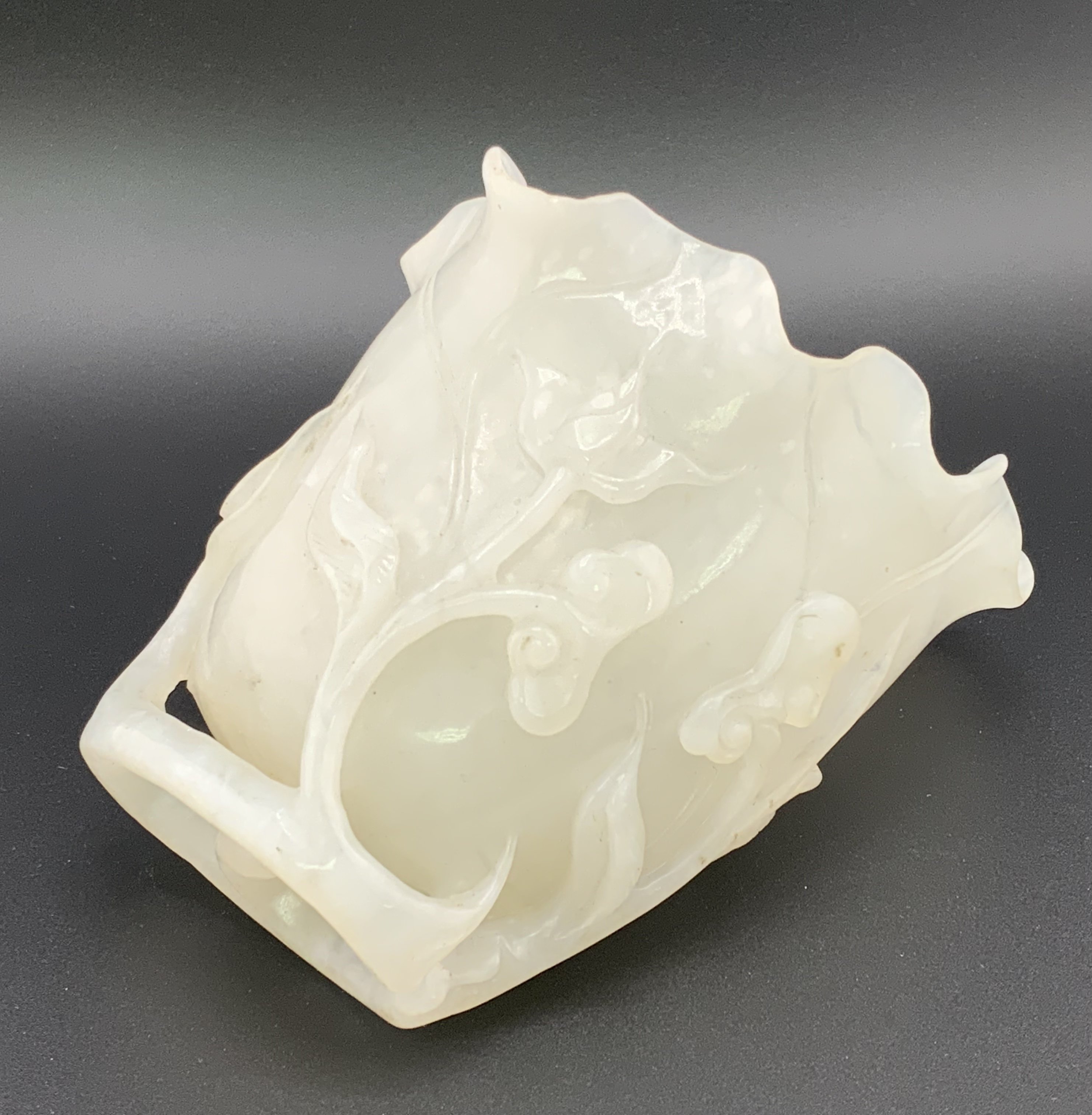 A Chinese carved white jade vase In furled lotus l - Image 4 of 5