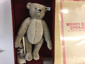 A limited edition Steiff teddy bear 1983 replica o