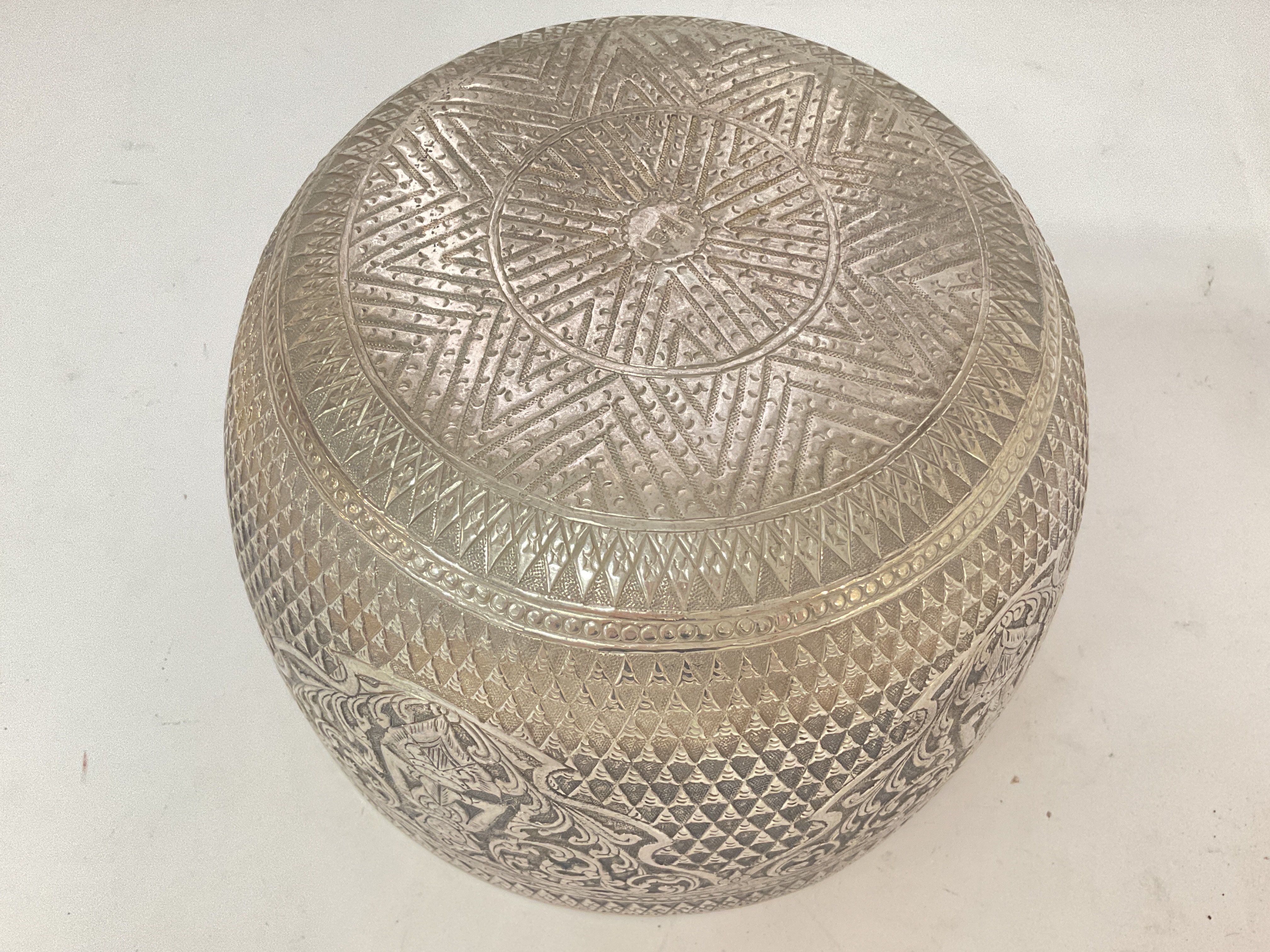 Silver oriental bowl, diameter of 19cm, 11cm tall. - Image 3 of 4