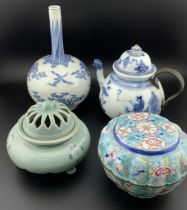 Chinese collective lot. Blue and white hand painte