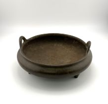 A Japaneese shallow 3 footed 2 handled bronze cens