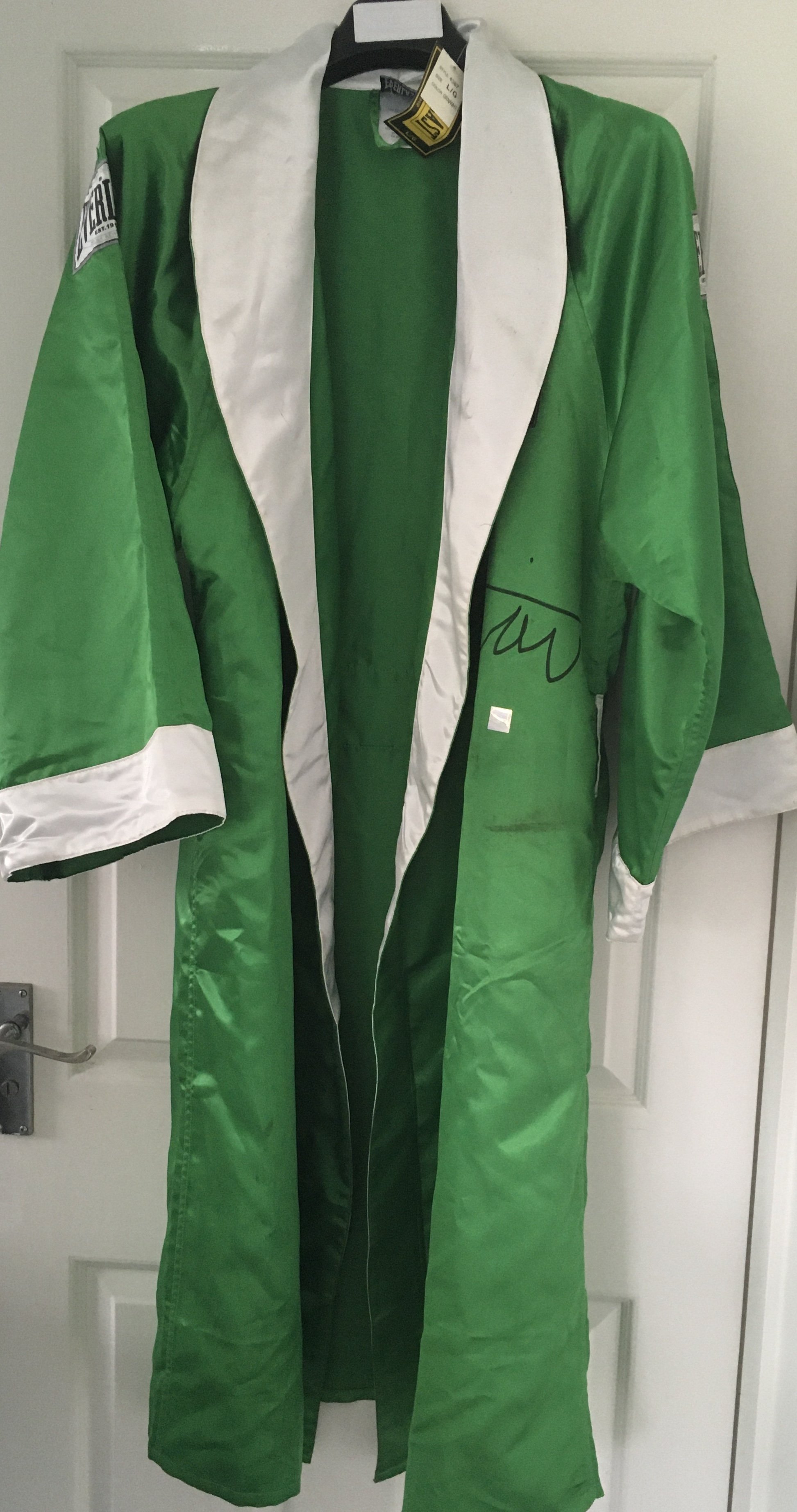 Joe Frazier Signed Boxing Gown: Everlast green lar