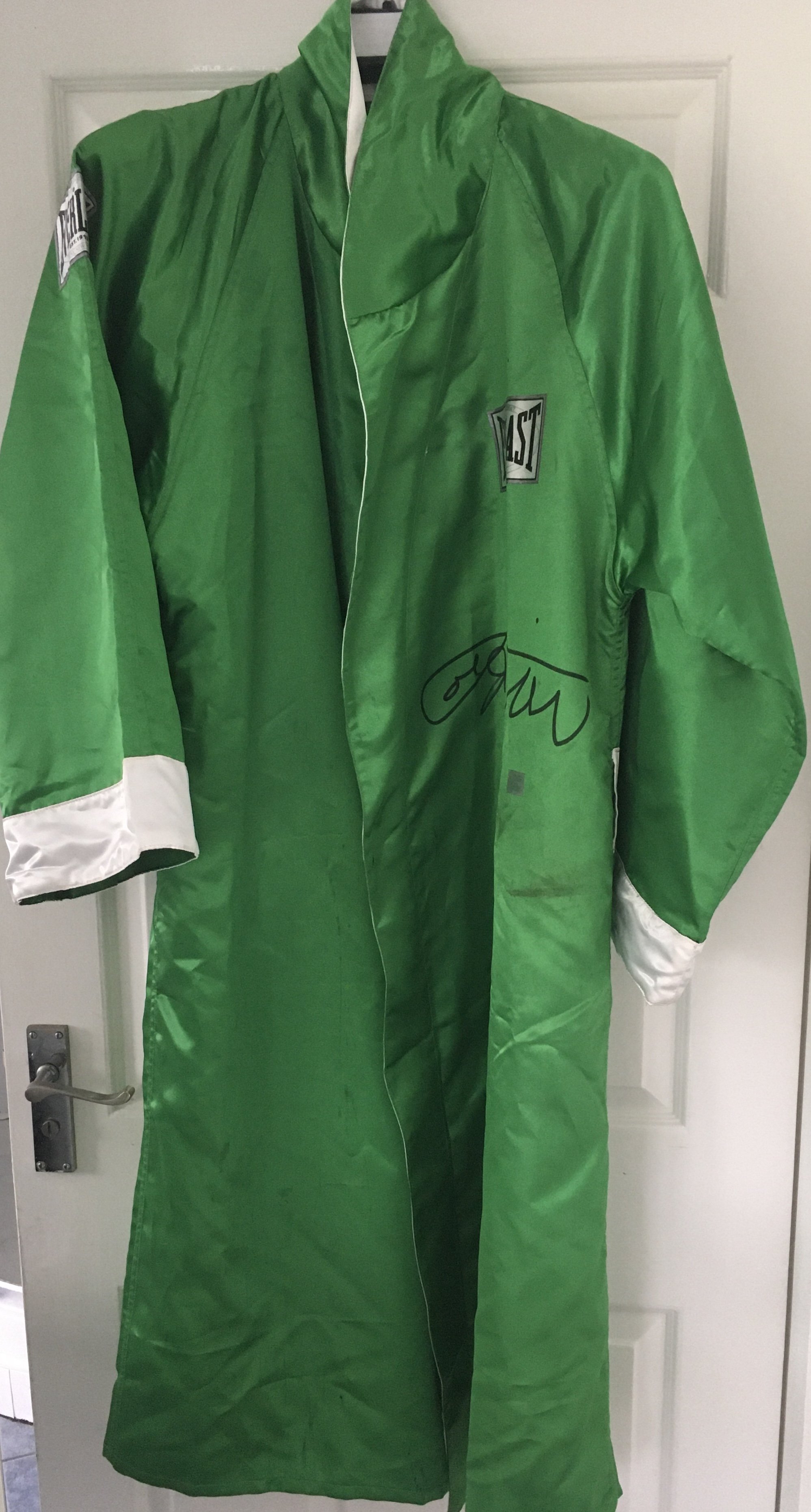 Joe Frazier Signed Boxing Gown: Everlast green lar - Image 4 of 4