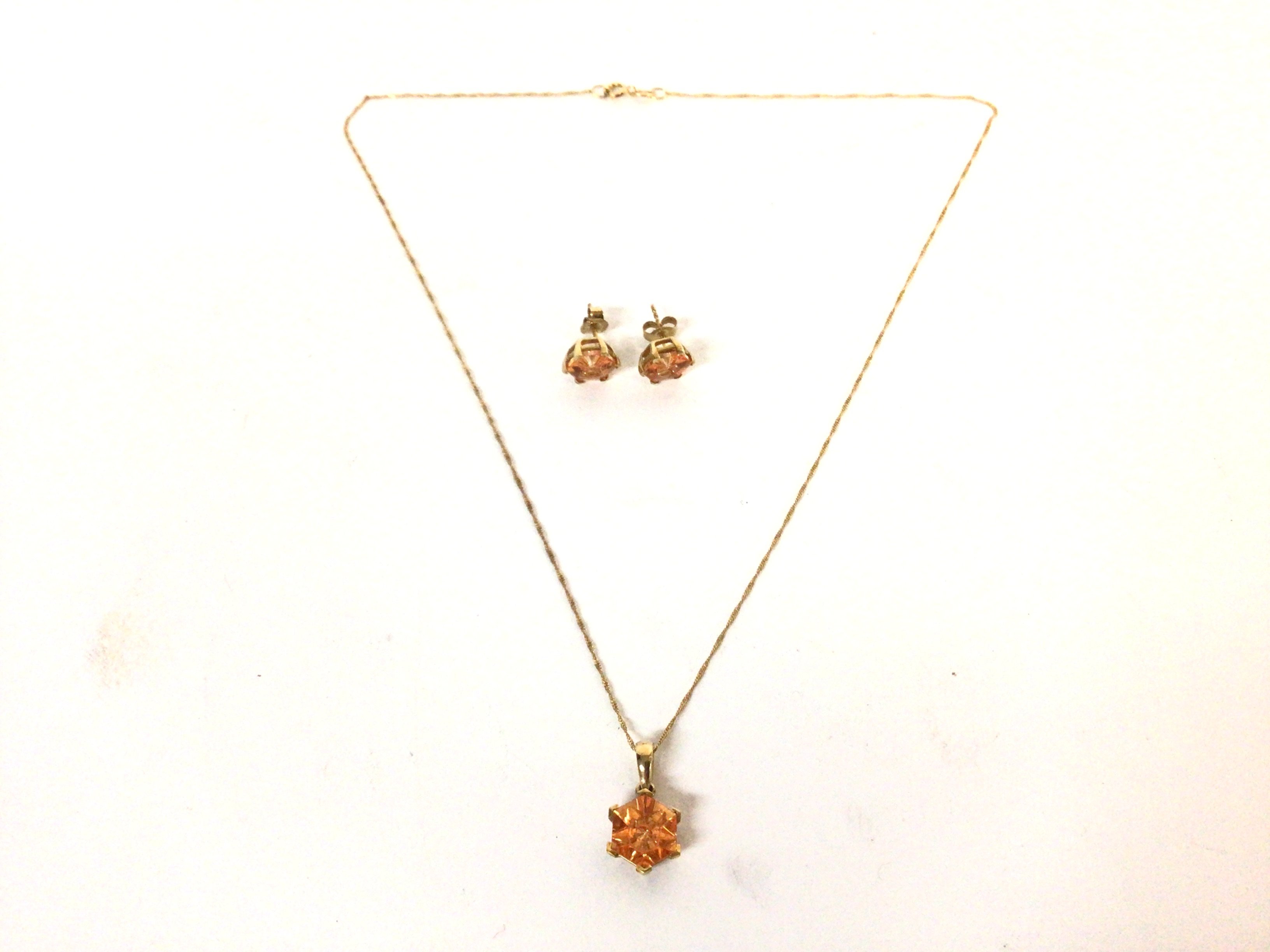 9k gold pendant and stud earring set with Quartz w - Image 2 of 3