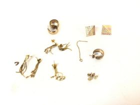 Collective lot of yellow metal earring. Total weig
