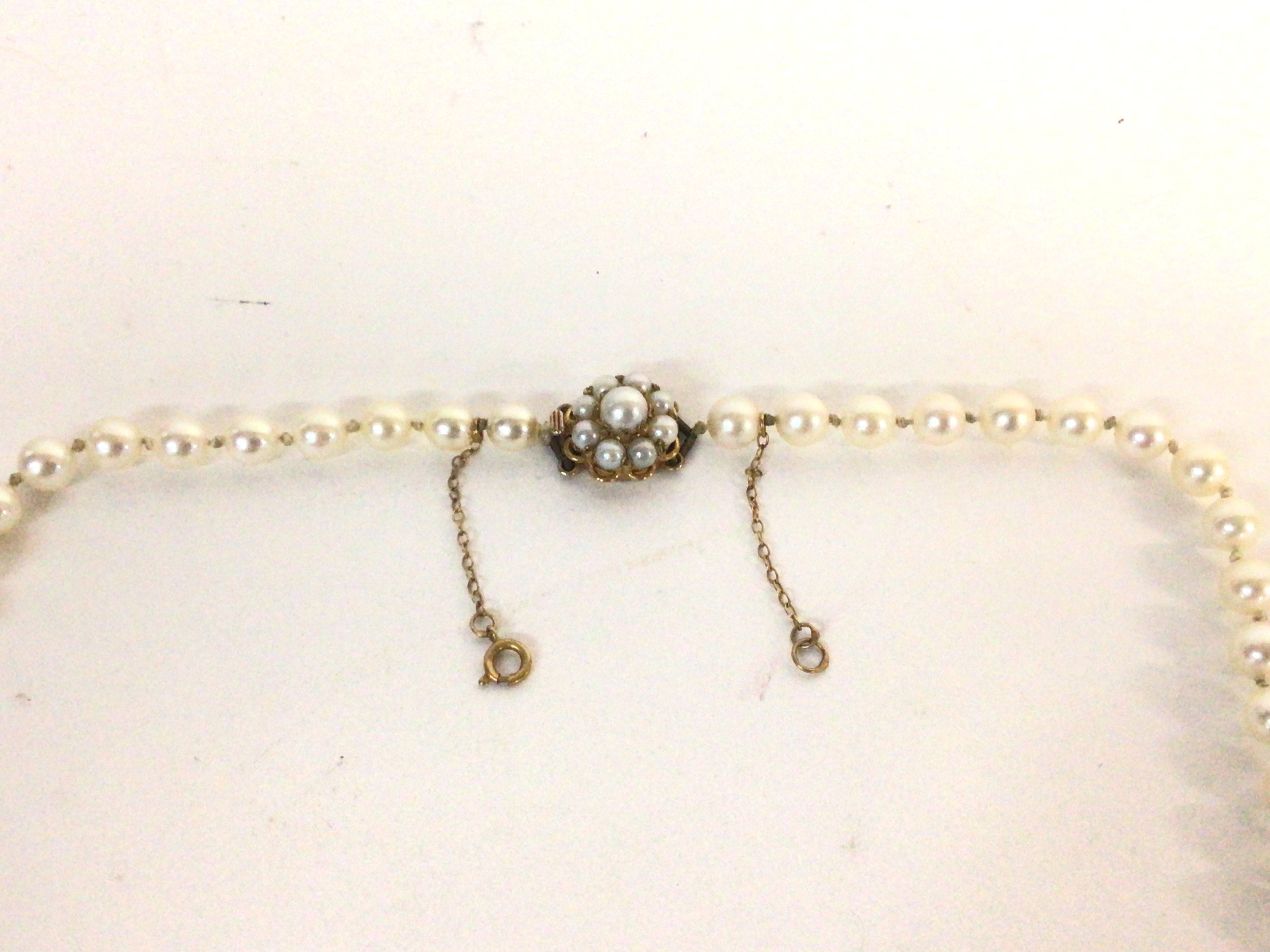 A string of cultured pearls with a 9ct gold clasp - Image 2 of 2