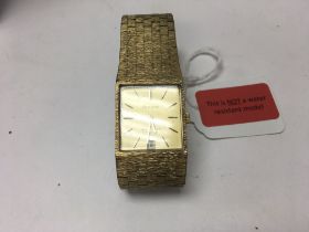 A gents yellow coloured accurist watch, with servi