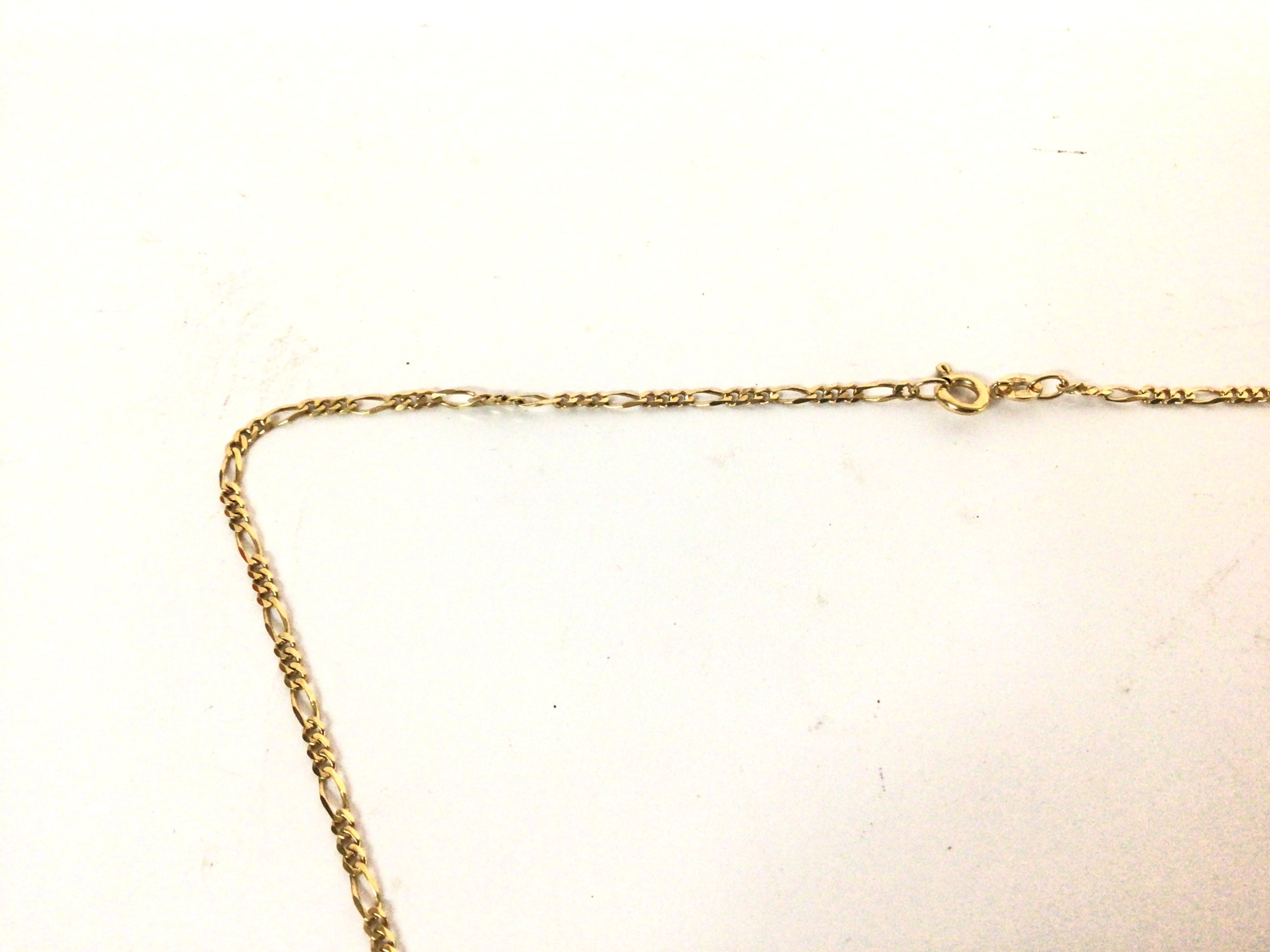 A 9ct gold pendant on a 9ct Figaro chain. Total we - Image 3 of 3