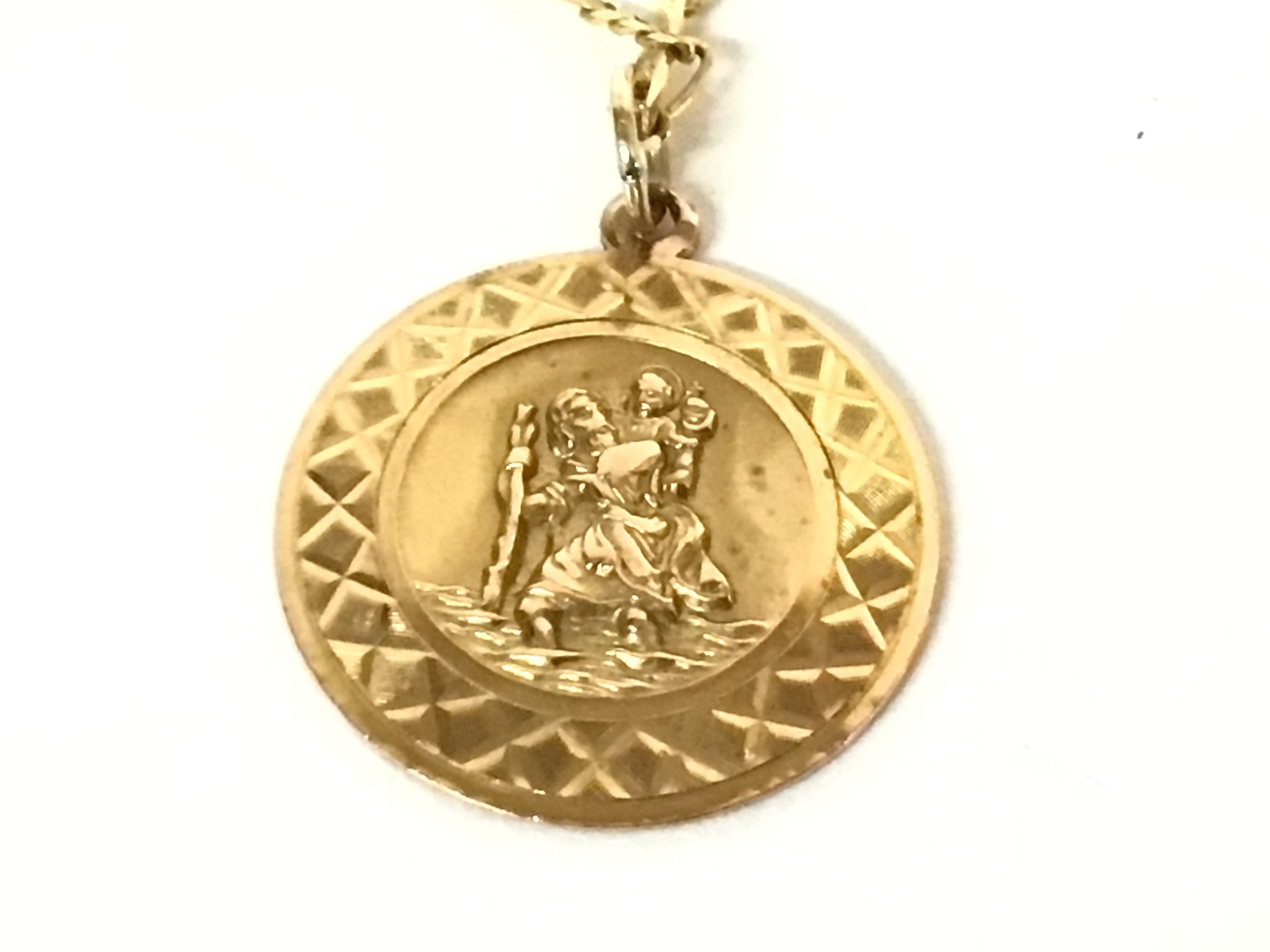 A 9ct gold pendant on a 9ct Figaro chain. Total we - Image 2 of 3