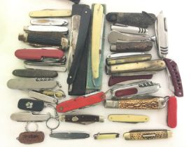 A collection of various vintage pen knives includi