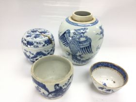 Four blue and white ceramic items comprising a gin