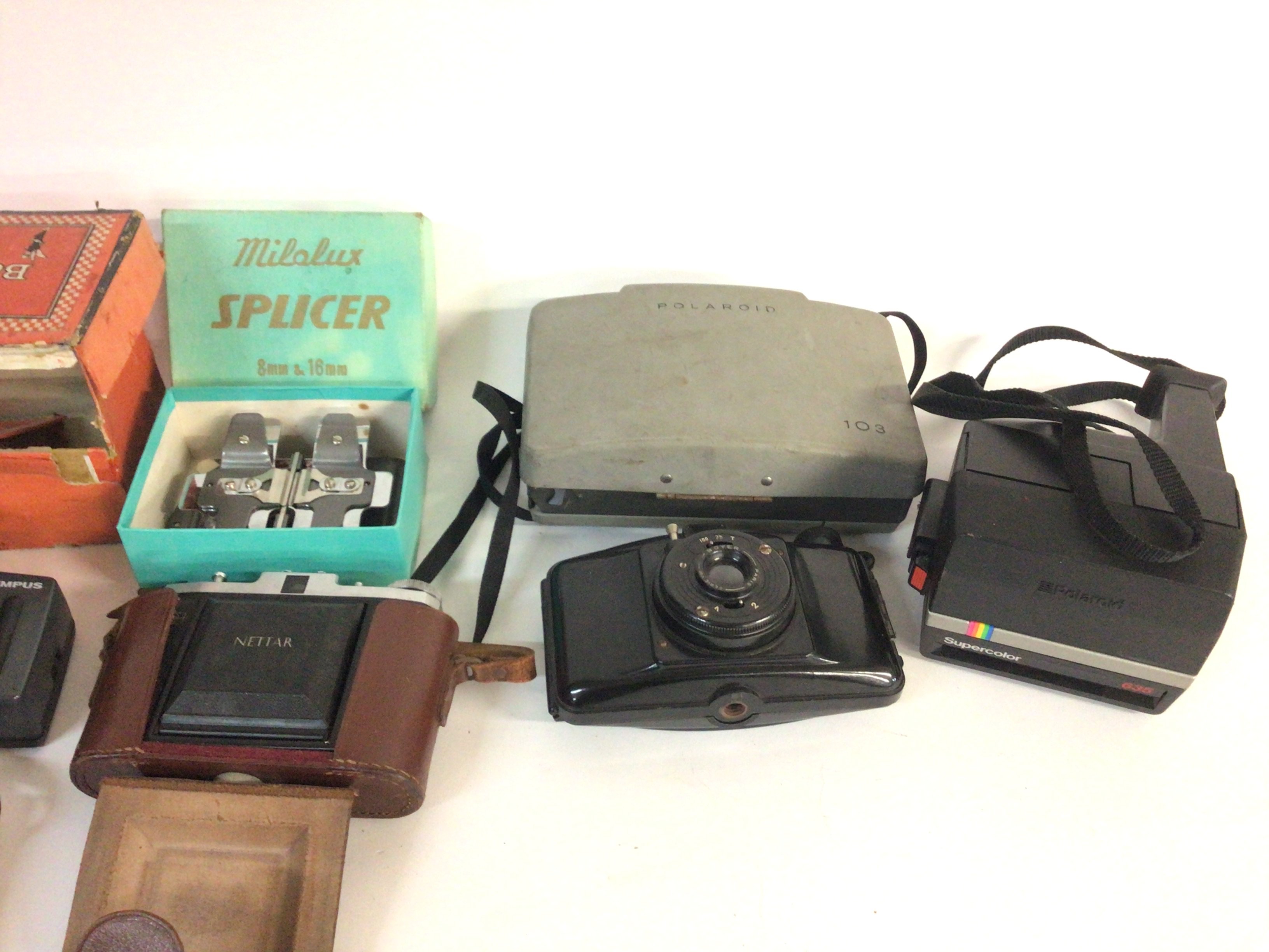 A box containing a mixed lot of cameras and relate - Image 3 of 4