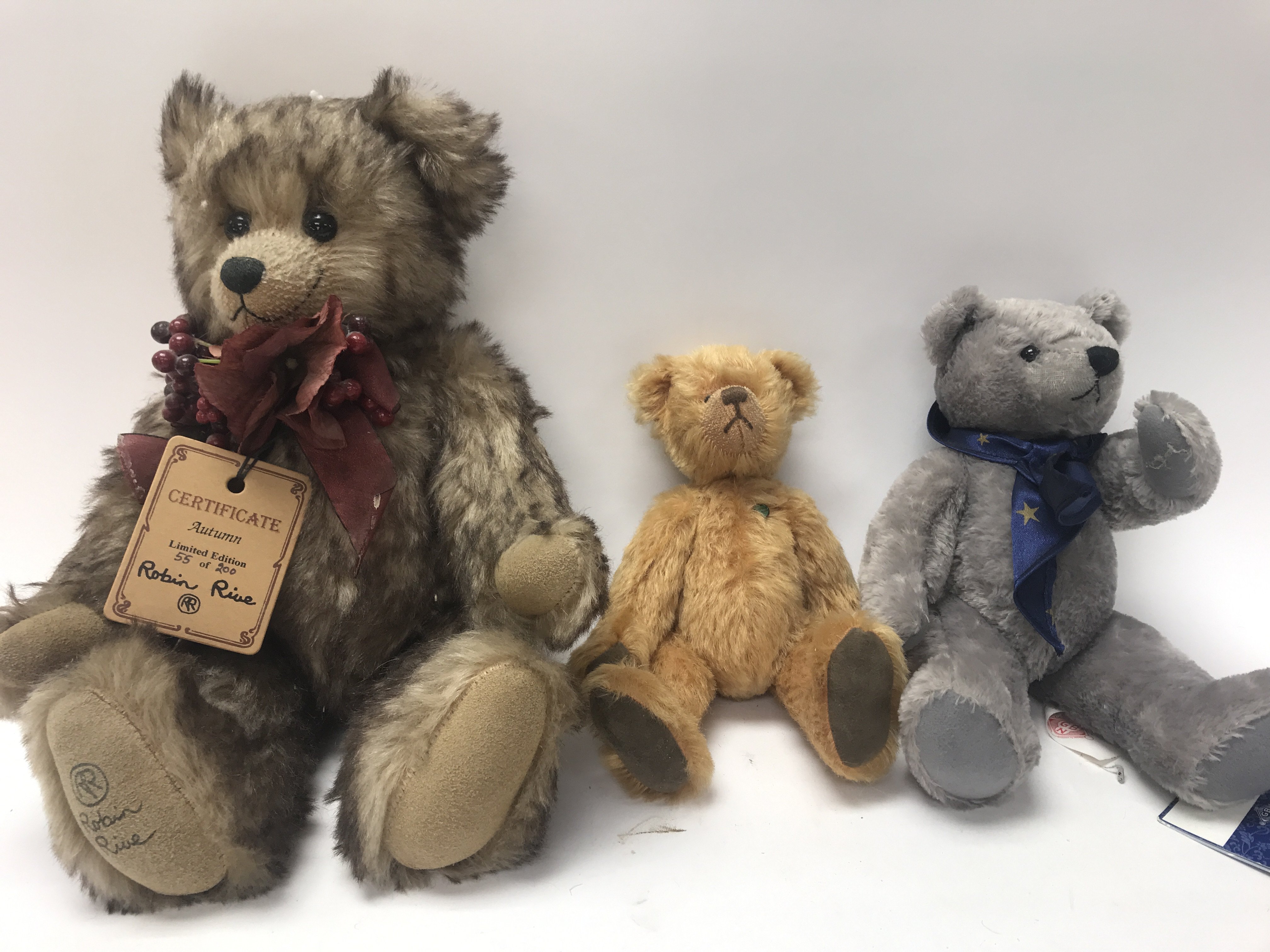 A box of mixed collectors bears, including Robin r