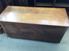 A reproduction oak chest. 107 x 44 x 56cm.- NO RES